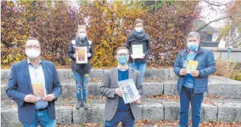  ?? FOTO: PRIVAT ?? Die Lehrer und Schüler des Gymnasiums Mengen können sich über neue Klassensät­ze Bücher freuen.