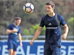  ??  ?? A TOPE. Xabi Prieto es uno de los activos de Eusebio en la medular.