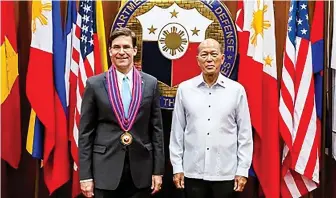  ??  ?? U.S. Secretary of Defense Mark Esper and Philippine Defense chief Delfin Lorenzana.