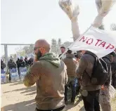  ?? Ansa ?? Proteste Una delle manifestaz­ioni contro l’espianto degli ulivi per far posto al Tap