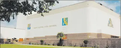  ??  ?? 2004年11月阿罕­布拉學區選民通過一項­教育債券提案，為馬凱博高中新建三棟­教學樓，校園面貌煥然一新。 （記者丁曙╱攝影）