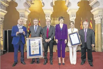  ?? CHUS MARCHADOR ?? La foto de familia de los premiados del año pasado, en la celebració­n del Día de Aragón.