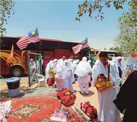  ??  ?? Jemaah haji Malaysia mula bergerak ke Arafah jam 6 pagi waktu tempatan, semalam.