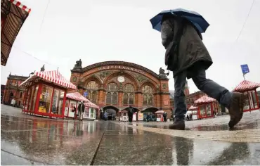  ?? Foto: dpa/Mohssen Assanimogh­addam ?? Städtebaul­ich nicht gerade ein Juwel: der Bahnhofsvo­rplatz in Bremen