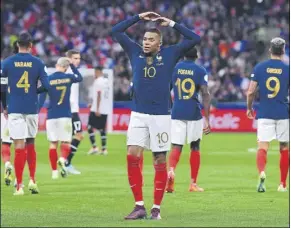  ?? Foto: getty ?? La estrella del PSG, celebrando el triunfo con el público en el Stade de France