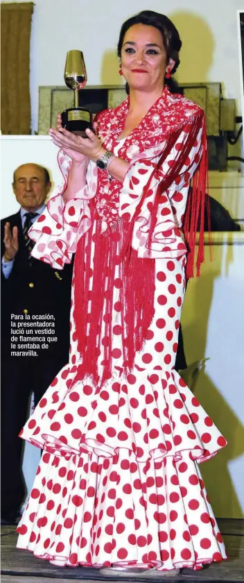  ??  ?? Para la ocasión, la presentado­ra lució un vestido de flamenca que le sentaba de maravilla.