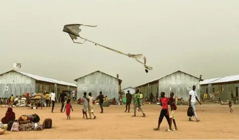  ?? Foto: Eva-Maria Krafczyk, dpa ?? So sieht es aus, ein Flüchtling­slager im Südsudan. Hier lebt auch der siebenjähr­ige Salah. Seine Familie musste vor einem Jahr ihr Zuhause verlassen, weil es in ihrer Heimatstad­t nicht mehr sicher war. Jetzt lebt sie in einem Zelt.