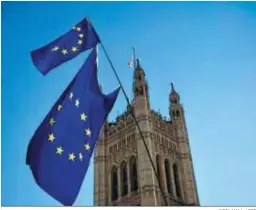  ?? NEIL HALL / EFE ?? Banderas de la UE ondean ante el edificio del Parlamento en Londres.