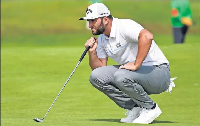  ??  ?? Jon Rahm estudia el green antes de patear durante la primera jornada del British Open disputada en el Royal St. George’s de Sandwich en Inglaterra.