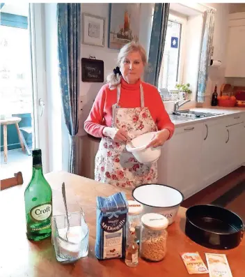  ?? FOTO: RODNEY HAWKINS ?? „Keep calm and cook“: Zur Freude von Ehemann Rodney stehen in der Küche von Cilly Hawkins-Grüterich immer Zutaten aus dem britischen Königreich bereit.