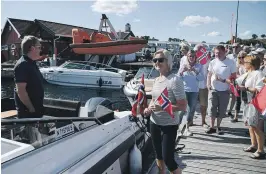  ??  ?? FLAGG: Samboer Hilde Jortveit stilte med flagg på brygga. Hun mønstrer etter planen på når båten har kommet til Nord-Frankrike.