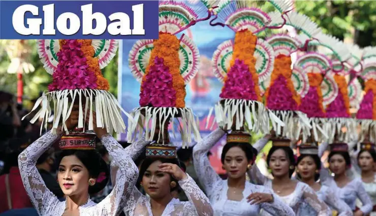  ?? ?? SEBAHAGIAN wanita Bali yang mengambil bahagian dalam perarakan sempena Festival Seni Bali ke-44 di Bali, Indonesia. - AFP