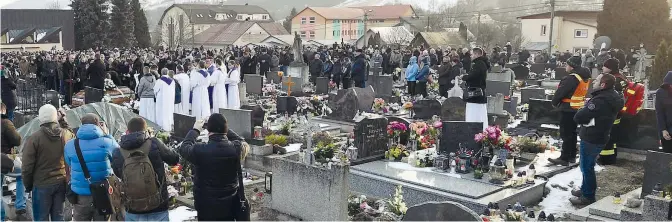  ??  ?? Al cimitero Una folla di parenti, amici e colleghi ha partecipat­o ai funerali di Jan Kuciak, 27 anni, ucciso la scorsa settimana insieme alla sua compagna. Il reporter è stato sepolto in abito nuziale a Stiavnik, nel Nord della Slovacchia. I due...