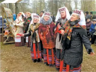  ?? Фото Дмитрия КОНОХОВА. ?? На снимках: моменты праздника; в центре — Г.Сабынич и В.Станкевич возлагают венок к мемориалу.