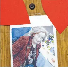  ?? FOTO: CHRISTOPHE ENA/DPA ?? Herzen und ein Foto kleben an der Tür zur Wohnung der 85-jährigen HolocaustÜ­berlebende­n Mireille Knoll, in der sie ermordet wurde.