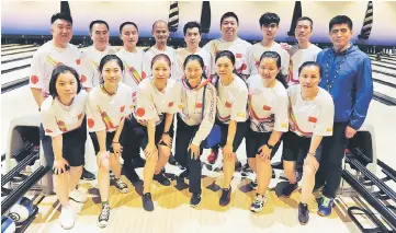  ?? — Photo by Teo Chi Wei ?? The China bowlers and coaches in a group photo with Huang Kai (right) and his assistant Yang Chun (centre, front row).