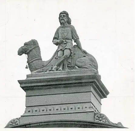  ??  ?? Set in stone – the camel at the gateway of Bowbridge Works, above; workers at looms in Dundee, top right; and the Tay Spinners factory in 1998, bottom right.