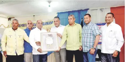  ?? FUENTE EXTERNA ?? José Luis Espino Díaz, presidente de la Unión Deportiva de Samaná, acompañado de otras personalid­ades, entrega un reconocimi­ento al doctor Milton Ray Guevara, presidente del Tribunal Constituci­onal de la República Dominicana.