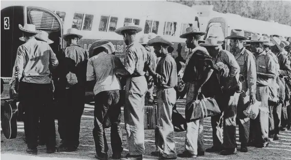  ?? NANA photo ?? Braceros at a Texas border crossing. Under the Bracero proposal workers would be eligible to apply for permanent residency and eventual citizenshi­p.