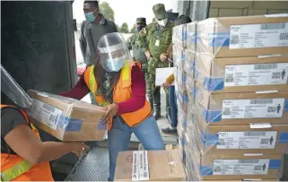  ?? RODRIGO BUENDIA/AFP ?? El equipo electoral fue entregado en su totalidad por militares y funcionari­os del gobierno de Ecuador