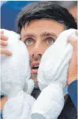 ?? FOTO: DPA ?? Novak Djokovic kühlt sich mit einem Eistuch ab.