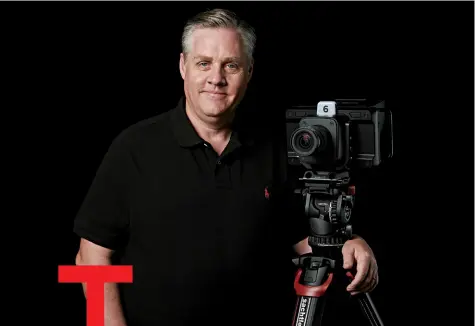  ?? ?? El CEO de Blackmagic Design, Grant Petty (con su nueva Studio Camera 4k Pro), se preocupa por los detalles para sus clientes creativos. Manos a la obra