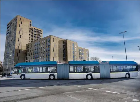  ?? ?? Plusbus er navnet på Aalborgs kommende BRT-linje, der er ved at blive testet og åbner til efteråret med 25 meter lange busser. Foto: Plusbus