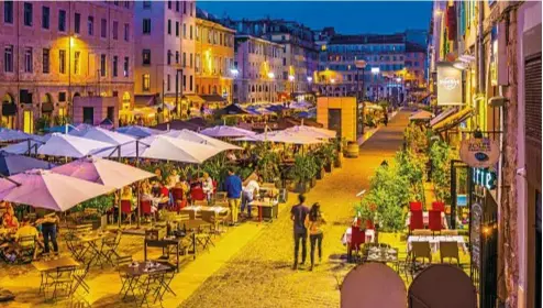  ??  ?? Nella zona del Porto Vecchio si cena, in stagione, all’aperto. Tantissimi i localini per l’aperitivo e il dopocena.