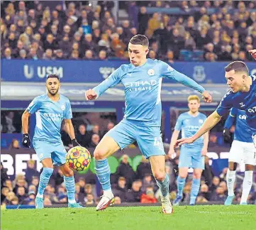  ?? REUTERS ?? Manchester City's Phil Foden scores the winner against Everton at Goodison Park on Saturday.