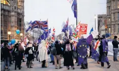  ?? AP ?? Manifestan­tes en contra del Brexit realizan una protesta frente al Parlamento británico.