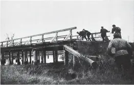  ??  ?? Диверсионн­ая группа партизанск­ого отряда имени К.Е. Ворошилова бригады имени С.М. Буденного захватывае­т мост через р. Случь. 1943 год