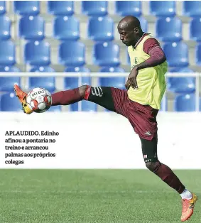  ??  ?? APLAUDIDO. Edinho afinou a pontaria no treino e arrancou palmas aos próprios colegas