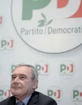  ??  ?? Al Nazareno Pietro Grasso nella sede pd (Imagoecono­mica)