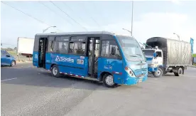  ?? FOTOS: RAFAEL POLO ?? Un bus termina en contravía sobre la Circunvala­r, tras pasar el retorno.