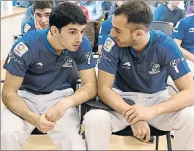  ?? FOTO: LUIS ÁNGEL GÓMEZ ?? Altuna y Merino charlan durante la presentaci­ón del torneo en el Bizkaia