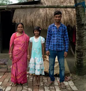  ??  ?? 1. Transport sur le delta. 2. La famille Haldar: Dipak Haldar, 40 ans, Sushama Haldar, 35 ans, avec leur fils Sekhar et la mère de Dipak (à gauche). Depuis trois ans, Dipak et Sushama travaillen­t comme journalier­s agricoles dans les îles Andaman, au large du golfe du Bengale. Ils étaient de retour à Satjelia pour leurs jours de repos annuels.3. Une femme pêche dans un bassin intérieur, tout près de sa maison. Plusieurs familles pratiquent l'aquacultur­e dans des étangs similaires.4. Kanaj Mandal, 33 ans, et sa famille. En 2016, il a perdu toute sa récolte de gombo quand la digue de boue qui ceinturait sa terre s’est rompue.