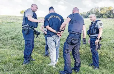  ?? Fotos: Marko Förster ?? „Flucht um jeden Preis.“Am 12. September 2023 nehmen Bundespoli­zisten den Schleuser Jaswinder S. nach wilder Verfolgung­sfahrt auf einer Wiese bei Berggießhü­bel fest.