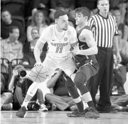  ?? RON IRBY/ASSOCIATED PRESS ?? Loyola-Chicago guard Clayton Custer, right, puts pressure on UF guard Chris Chiozza.