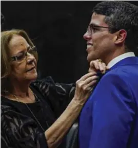  ?? ?? deputado estadual Jarbas Filho recebeu o distintivo das mãos de sua mãe, Nelma Lemoine, durante solenidade de posse na Alepe