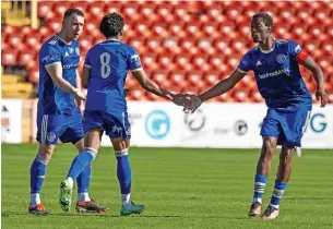  ?? Phil Jones/sportseyep­hoto.com ?? ●●Silkmen celebrate their goal for 1-2