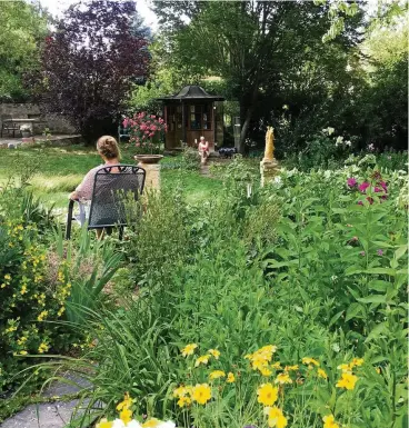  ?? FOTO: ANDREAS BAYER ?? „Lauschen und Schauen“heißt die Veranstalt­ungsreihe, die Musikthera­peut Christoph Schwabe ersonnen hat. In seinem Garten kann man eine Stunde der Musik lauschen und die Pracht seines Gartens genießen.