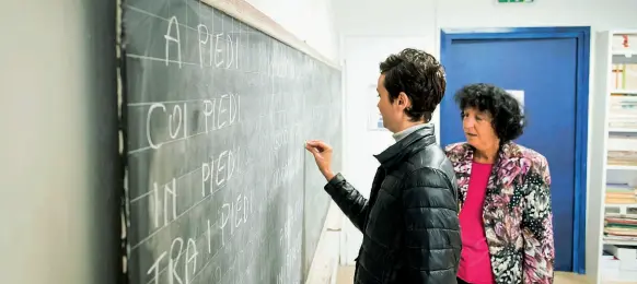  ?? (foto De Grandis) ?? Alla lavagna Anna Maria Ciniselli durante una lezione di italiano con una delle ragazze straniere che si sono iscritte ai corsi gratuiti della Casa delle donne. Tra le attività extra, ci sono corsi di musica, laboratori di sartoria e uscite didattiche in giro per la città: le ultime sono state fatte in Duomo e al Castello Sforzesco