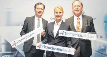  ?? FOTO: CHRISTIAN GERARDS ?? Birgit Hakenjos-Boyd wird vom IHK-Hauptgesch­äftsführer Thomas Albiez (links) und ihrem Vorgänger Dieter Teufel zu ihrer Wahl als neue Präsidenti­n der IHK Schwarzwal­d-Baar-Heuberg gratuliert.