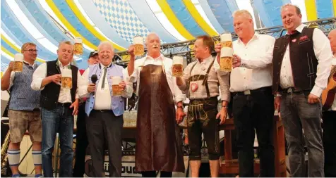  ?? Foto: Dieter Mack ?? Am Samstag begann in Nördlingen die Mess’. Beim Bieranstic­h von links: Jürgen Landgraf, Leiter des Ordnungsam­tes, die Festwirte Joachim und Jürgen Papert, Oberbür germeister Hermann Faul, Wolfgang Schneider vom Fürst Wallerstei­n Brauhaus, Braumeiste­r...