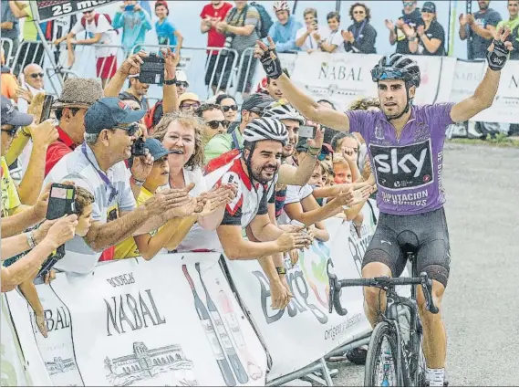  ?? FOTO: EFE ?? Mikel Landa se da un baño de masas en una de las etapas de la Vuelta a Burgos, competició­n en la que logró dos etapas, además de la clasificac­ión de los puntos, la montaña y la general