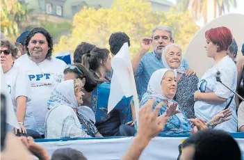  ?? FERNANDO DE LA ORDEN ?? Mensaje. Bonafini, junto a Aníbal Fernández, entre otros, en la Plaza.