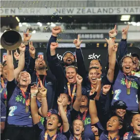  ?? GETTY IMAGES ?? The Blues celebrate with the silverware after claiming the Super Rugby Aupiki title.
