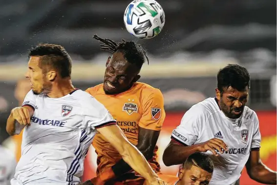  ?? Yi-Chin Lee / Staff photograph­er ?? Dynamo forward Alberth Elis tries to score a goal on a header during the second half. FC goalie Jimmy Mauer stopped Elis at close range in the 74th minute.