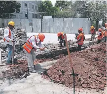  ?? Aún queda por completar la pavimentac­ión de una calle aledaña al parque público de la colonia El Hogar. ??