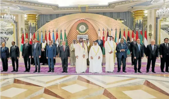  ?? Foto: Afp ?? El presidente de Siria, Bashar al-assad (tercero por la izquierda), en la reunión del viernes de la Liga Árabe.
